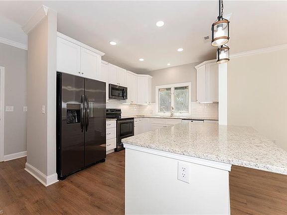 3rd image of 285 Hollybrook Dr