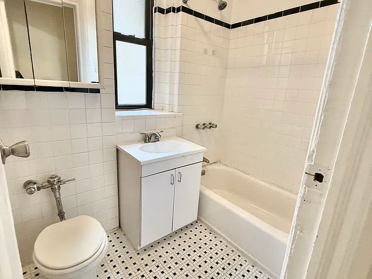 30 Seaman Ave #4K — Photo 4