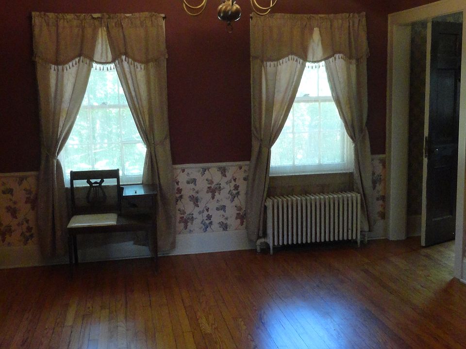 2nd image of 824 White Oak Dr