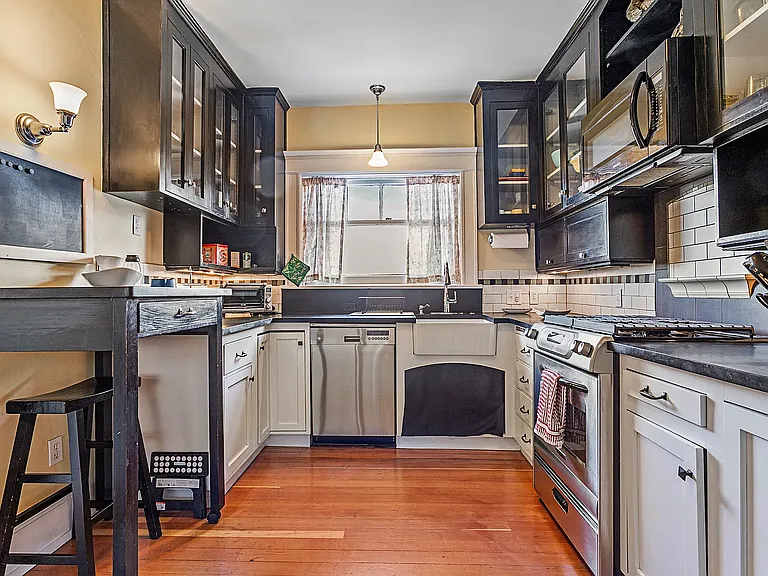 Full kitchen