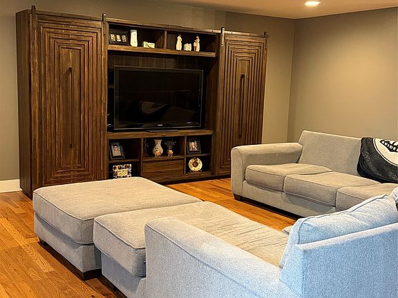 3rd image of 113 S Delaware St