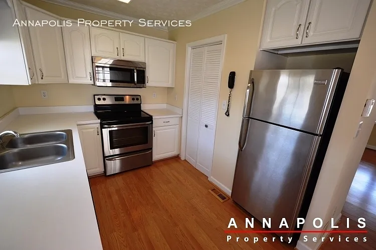 907 Hillside Ave — Photo 3