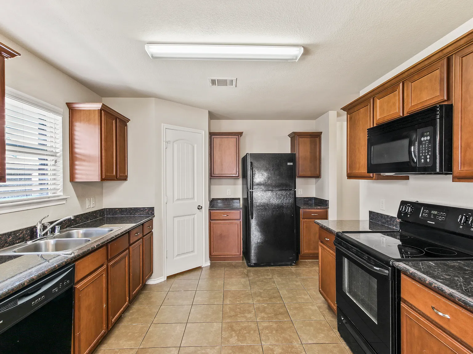 5 bed, 3.5 bath, 2342 sqft, $2,650 — Photo 4