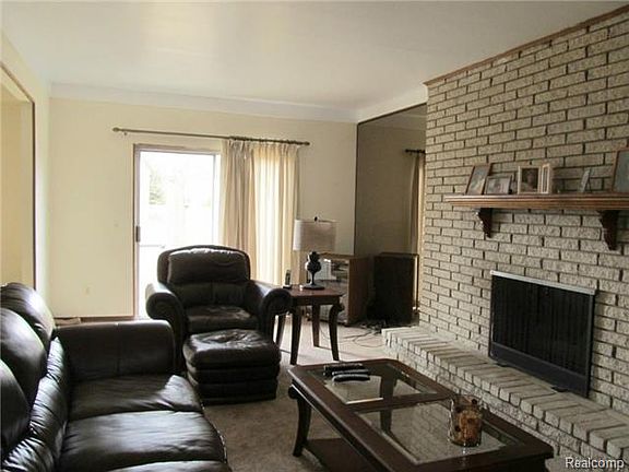 4th image of 7303 Hillsboro Ct