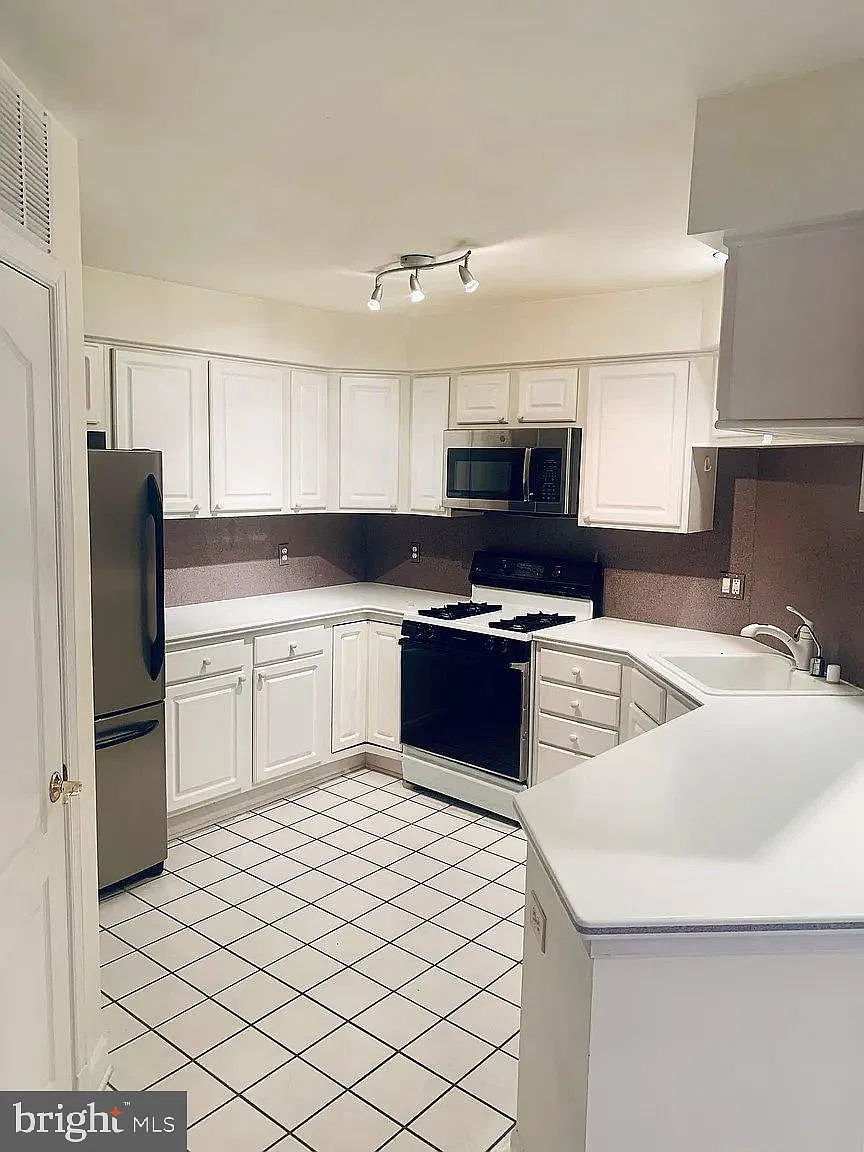 2 bed, 2.0 bath, 1388 sqft, $3,100 — Photo 4