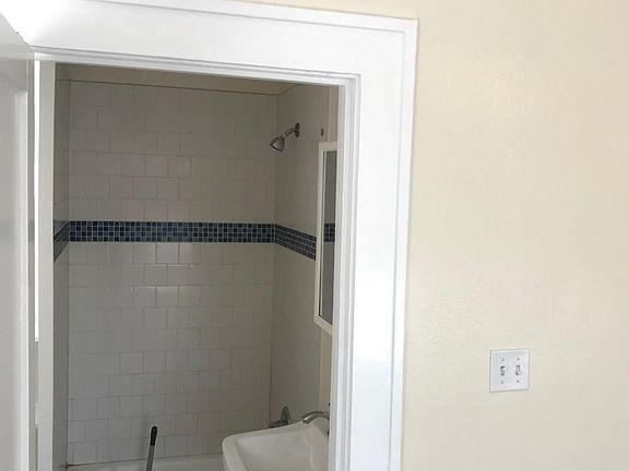 5th image of 4201 Woodleigh St