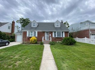 34 Albany St, Elmont, NY 11003