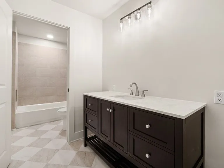 100 Franklin St — Photo 16