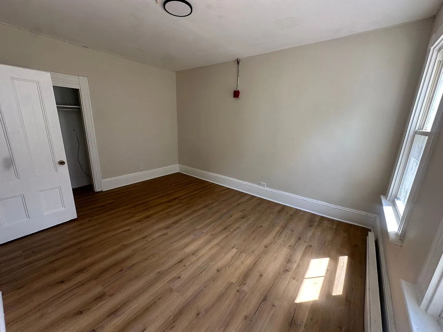 Spacious 2 Bed/ 1 Bath Apartment in East Greenwich! — Photo 4