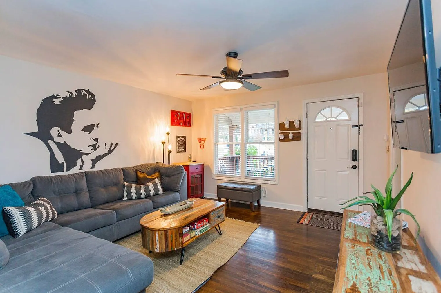 2 bed, 1.0 bath, 828 sqft, $3,079 — Photo 1