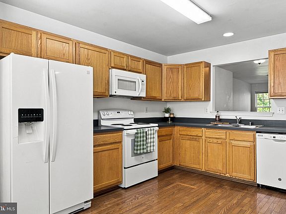 5th image of 387 Cambridge Pl