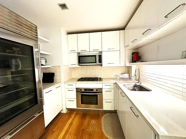 635 West 42nd Street image 9 of 26