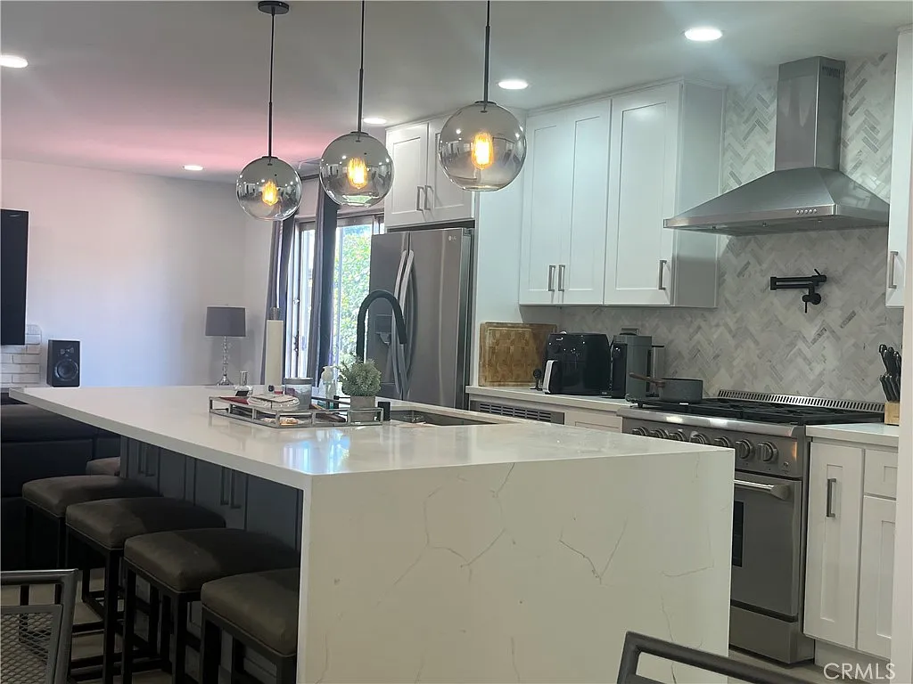4 bed, 1923 sqft, $6,750 — Photo 2