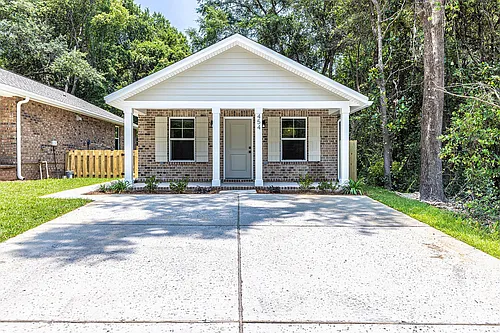 454 Reeves St Photo 1