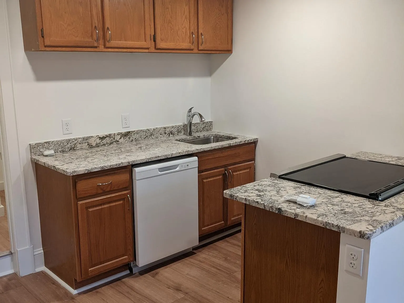 3 bed, 900 sqft, $3,400 — Photo 3