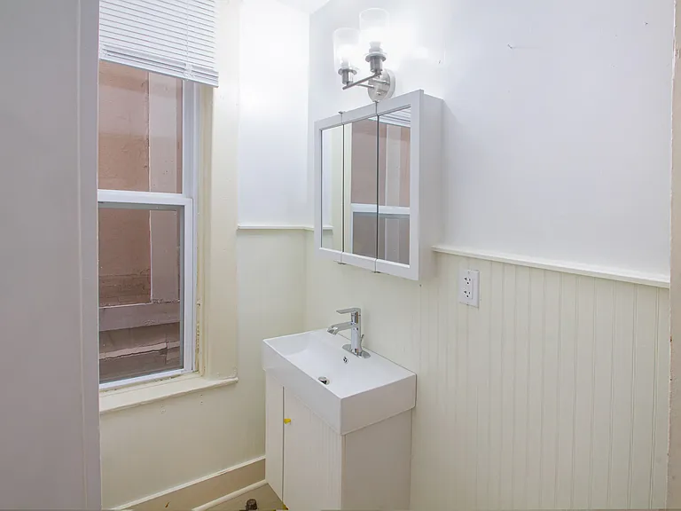 439 Franklin Ave #2 — Photo 13