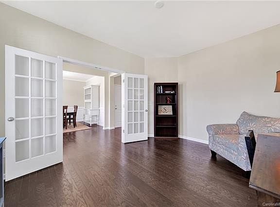 4th image of 277 Sweet Briar Dr