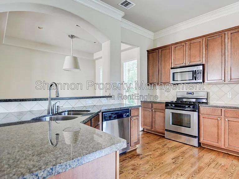 2731 Sherwin St — Photo 8