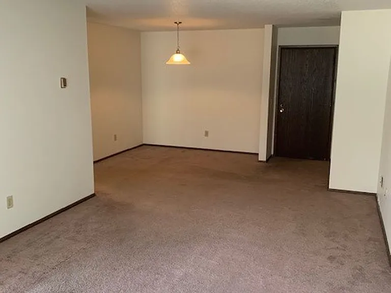 Xerxes Manor Apartments — Photo 4