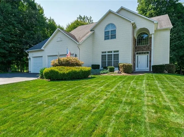 1 Orangewood Dr, Liverpool, NY 13090