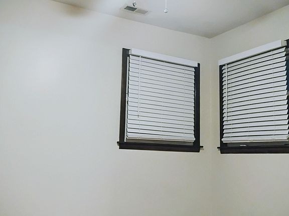 5th image of 292 Crandon Ave APT 2