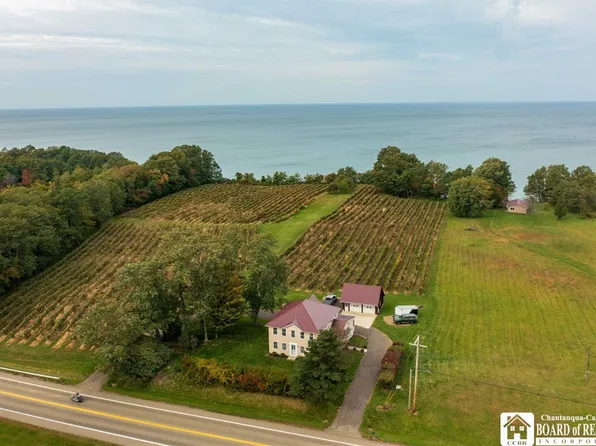 9954 E Lake Rd, Ripley, NY 14775