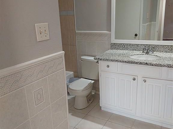 3rd image of 2110 Wilcrest Dr APT 222