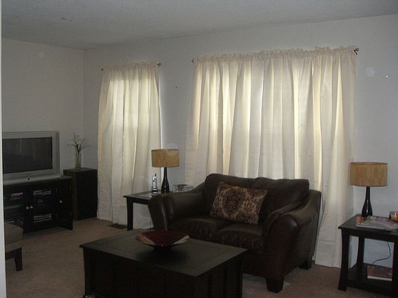 bright and sunny livingroom/dining room