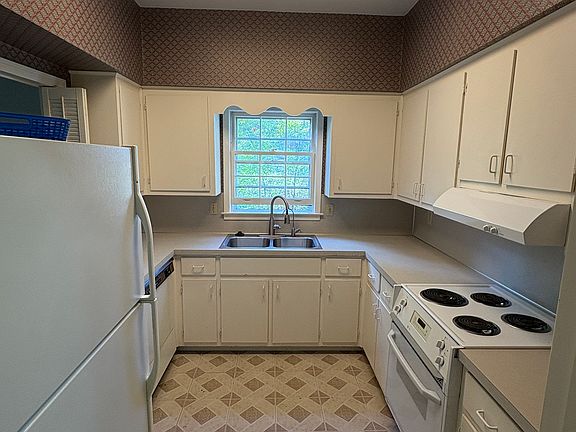 2nd image of 3108 Woodley Ter