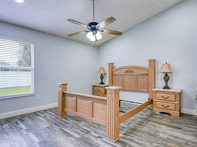 2390 Bentley Dr — Photo 19