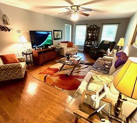 5th image of 912 Redwood Ln