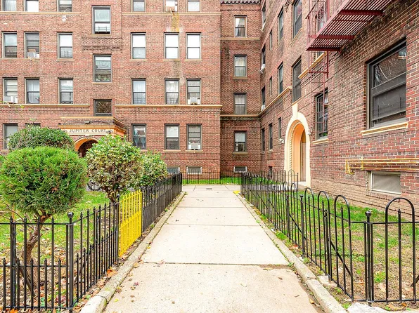 62-64 Saunders St #P3, Rego Park, NY 11374