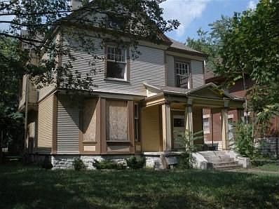 2nd image of 1045 W Grand Ave