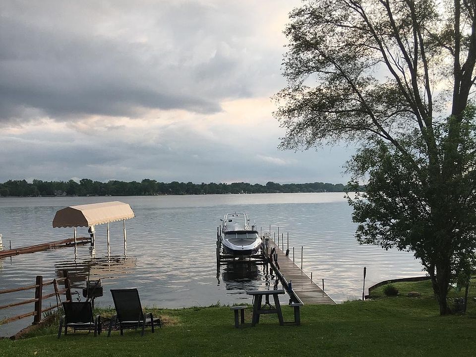 Lake lot on Walled Lake. 