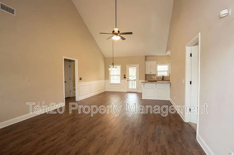 3 bed, 2.0 bath, 1309 sqft, $1,800 — Photo 3
