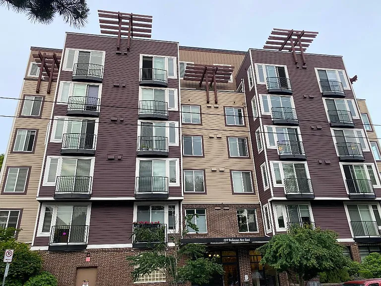 Beautiful Meritage Building. Quiet Oasis in the Center of it all!