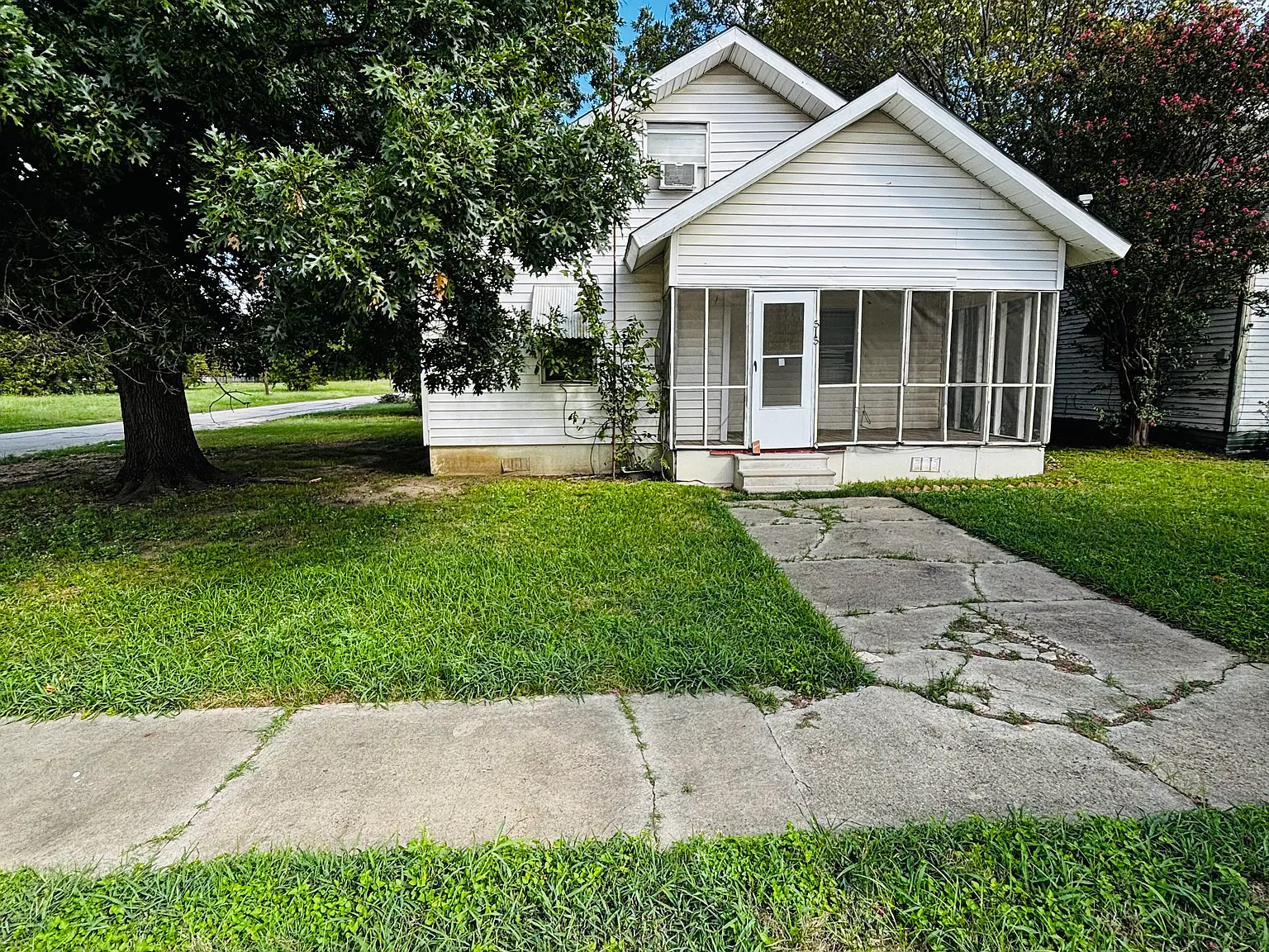 3 bed, 1.5 bath, 1880 sqft, $1,800 — Photo 2