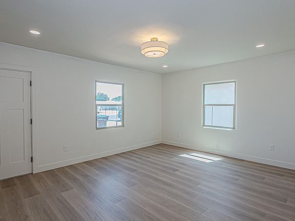 3rd image of 1116 S 6th Ave