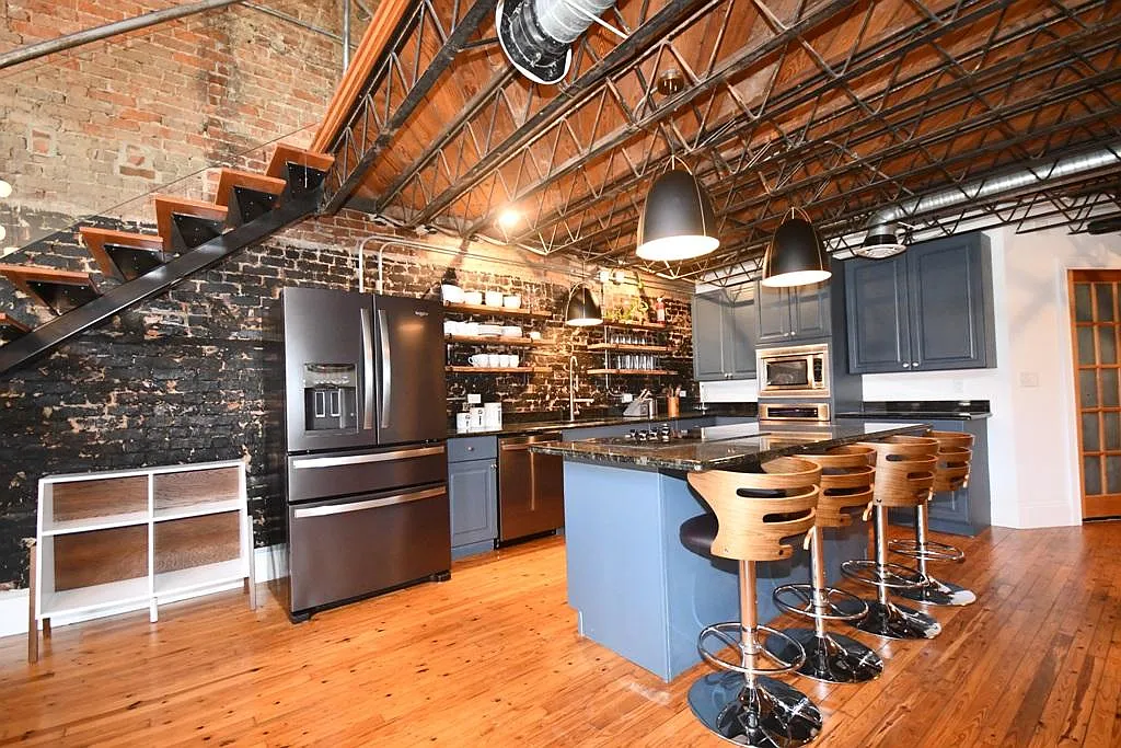 2 bed, 2300 sqft, $2,500 — Photo 3