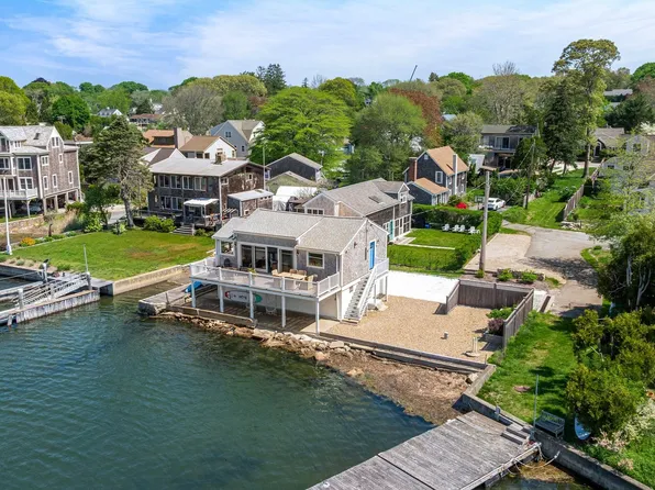 8 Bonneau Ct, Dartmouth, MA 02748