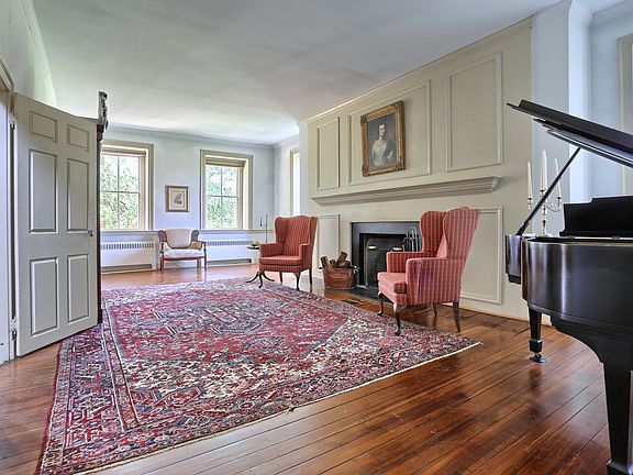 Main Living Room w/Fireplace
