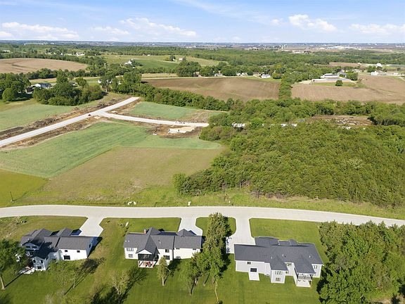 4th image of 2030 SE Wildwood Ave