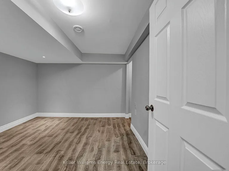 1137 Norman Cres #LOWER — Photo 11