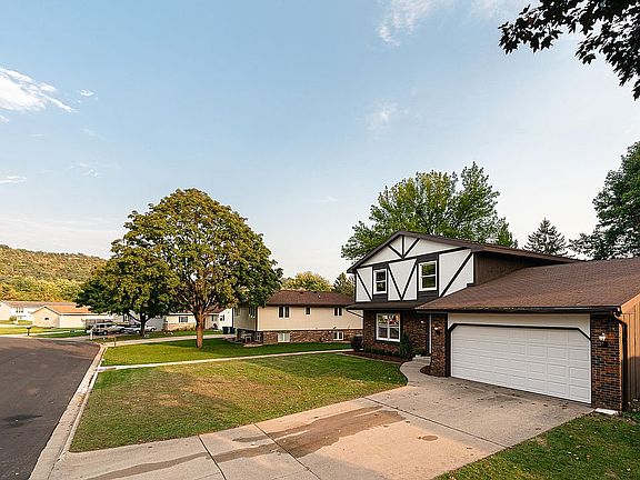 3rd image of 810 Westwood Dr