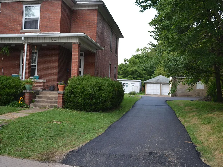 230 W State St — Photo 16
