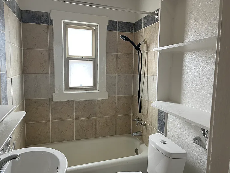 Lovely, Large, & Bright 1 Bed in Beautiful Downtown Courtyard Complex — Photo 17