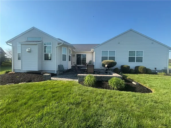 4 Cambridge Cir, Auburn, NY 13021