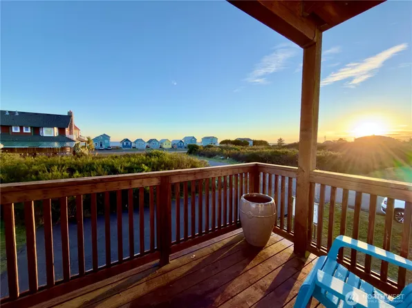 1046 Wawona Avenue SE, Ocean Shores, WA 98569