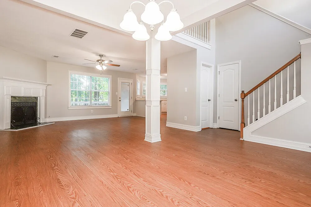 4 bed, 2.5 bath, 2025 sqft, $2,275 — Photo 4