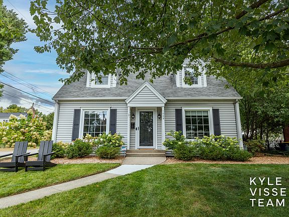 3rd image of 1008 Floral Ave SE